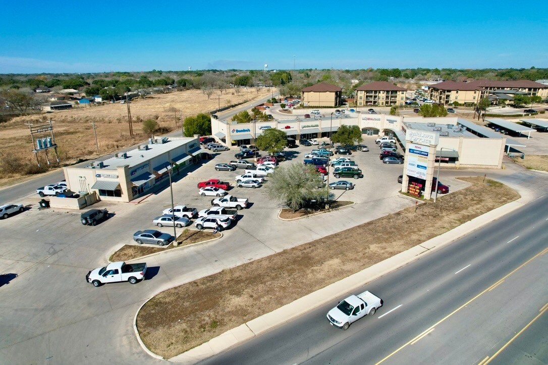 1320 W Oaklawn Dr, Pleasanton, TX à louer Photo du bâtiment- Image 1 de 4