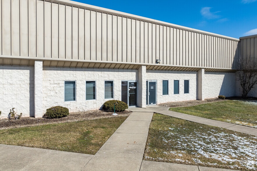 4517-4521 Industrial Pky, Cleveland, OH à louer - Photo du bâtiment - Image 3 de 7