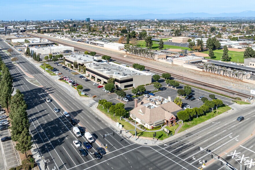 1451 Edinger Ave, Tustin, CA à louer - Aérien - Image 2 de 15