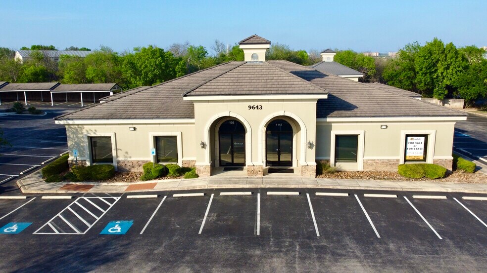 9643 Huebner Rd, San Antonio, TX à louer - Photo du bâtiment - Image 3 de 19