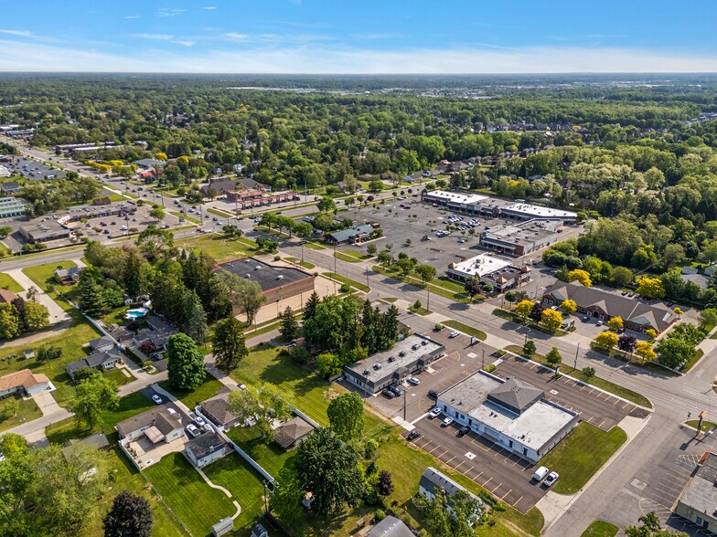 48701 Van Dyke Ave, Shelby Township, MI à vendre - Photo du bâtiment - Image 2 de 11