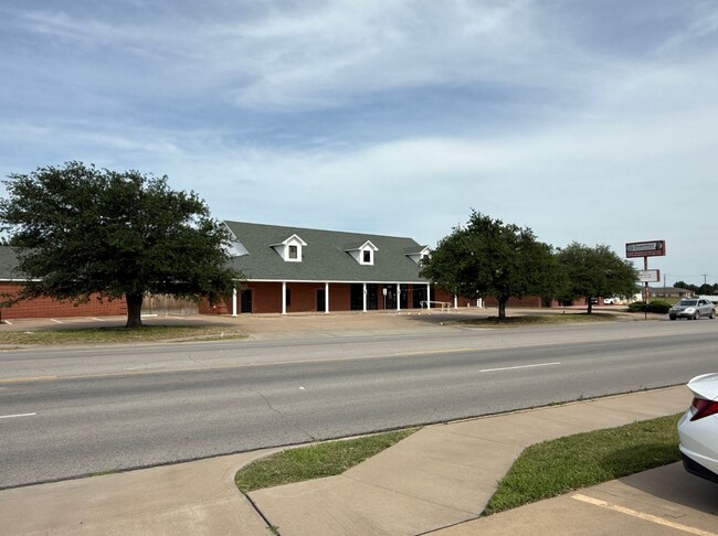 Plus de détails pour 604 N Nolan River Rd, Cleburne, TX - Commerce de détail à vendre