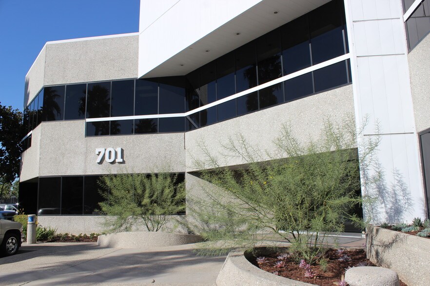 701 Kimberly Ave, Placentia, CA à louer - Photo du bâtiment - Image 3 de 7