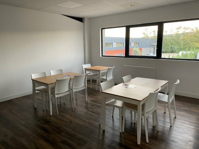 Office in Lissieu for lease - Interior Photo - Image 2 of 6