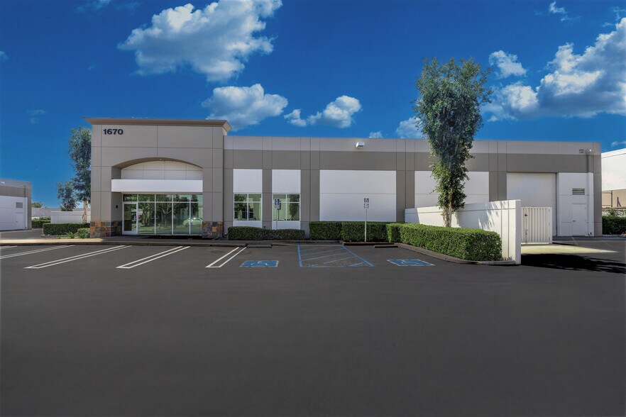 1670 S Grove Ave, Ontario, CA à louer - Photo du bâtiment - Image 2 de 21