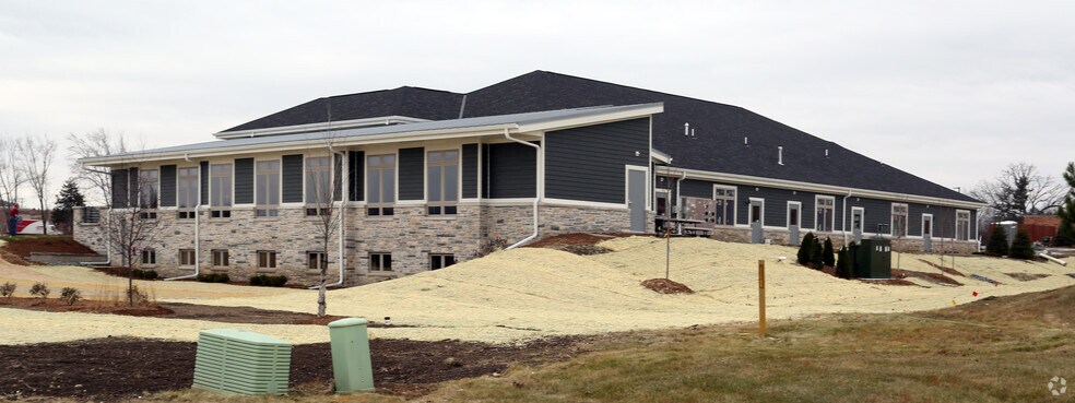 W248N5233 Executive Dr, Sussex, WI à louer - Photo du bâtiment - Image 2 de 4