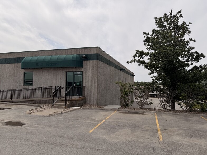 8905 F St, Omaha, NE for lease - Building Photo - Image 1 of 10