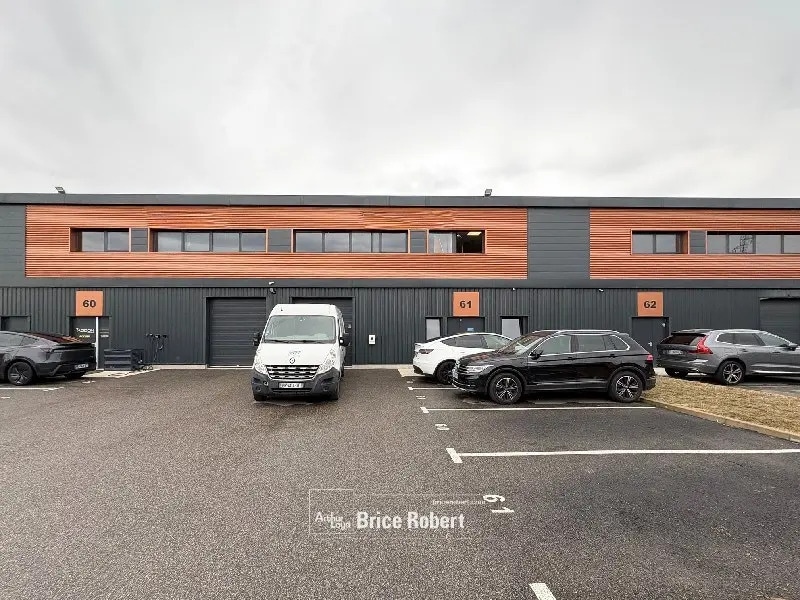 Local d'activités dans Vaulx-Milieu à vendre Photo du bâtiment- Image 1 de 7