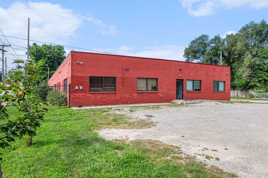 7714 Prospect Ave portfolio of 2 properties for sale on LoopNet.ca - Building Photo - Image 3 of 27