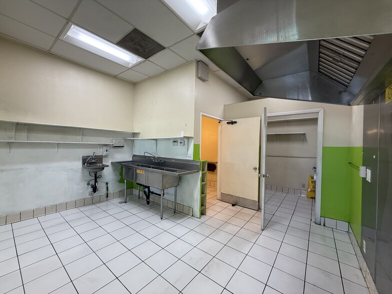 18125 Saticoy St, Reseda, CA for lease - Building Photo - Image 2 of 14