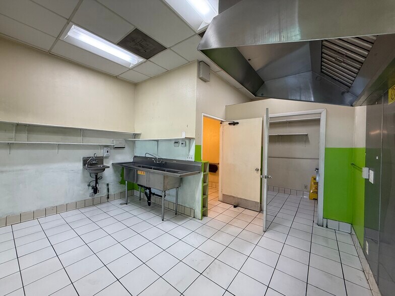 18125 Saticoy St, Reseda, CA à louer - Photo du bâtiment - Image 2 de 14