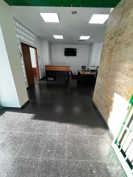 Retail in Córdoba for lease - Building Photo - Image 3 of 9