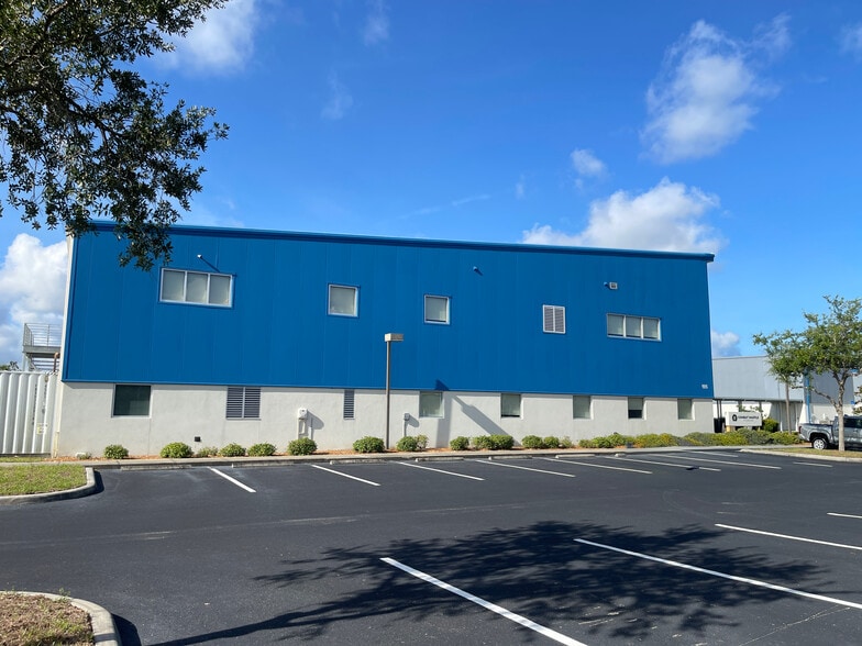 195 Triple Diamond Blvd, North Venice, FL for lease - Building Photo - Image 2 of 12