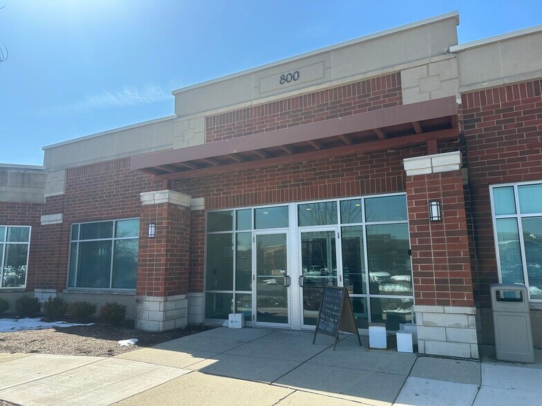 800 E Woodfield Rd, Schaumburg, IL à vendre - Photo du bâtiment - Image 2 de 7