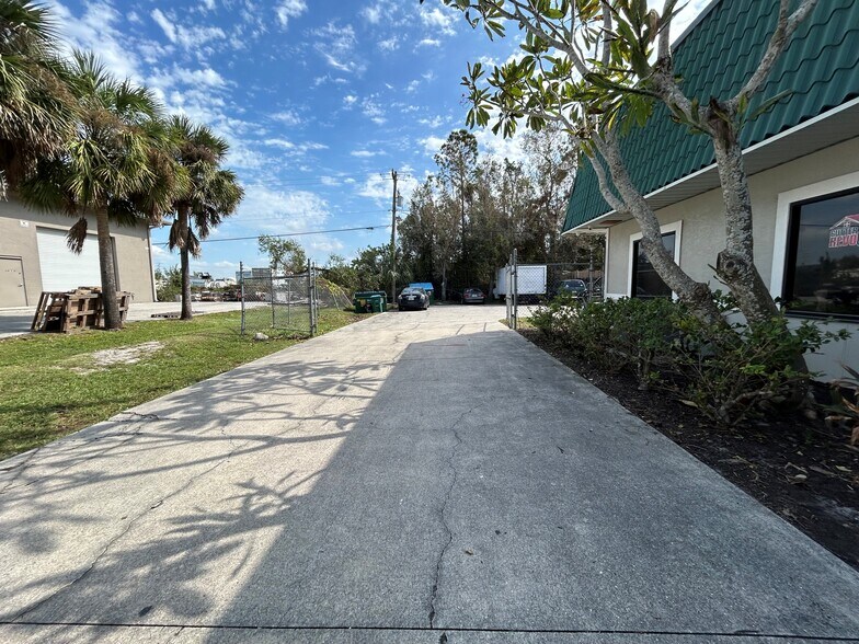 17221 Alico Center Rd, Fort Myers, FL à louer - Photo du bâtiment - Image 3 de 3