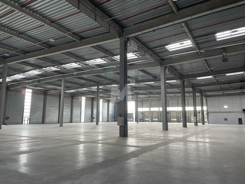 Industrial in Lieusaint for lease - Building Photo - Image 2 of 7