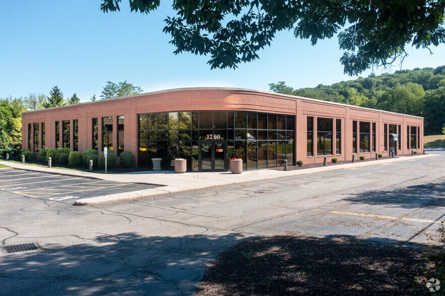 Route 96 Office Portfolio portefeuille de 2 propriétés à vendre sur LoopNet.ca - Photo du bâtiment - Image 2 de 10