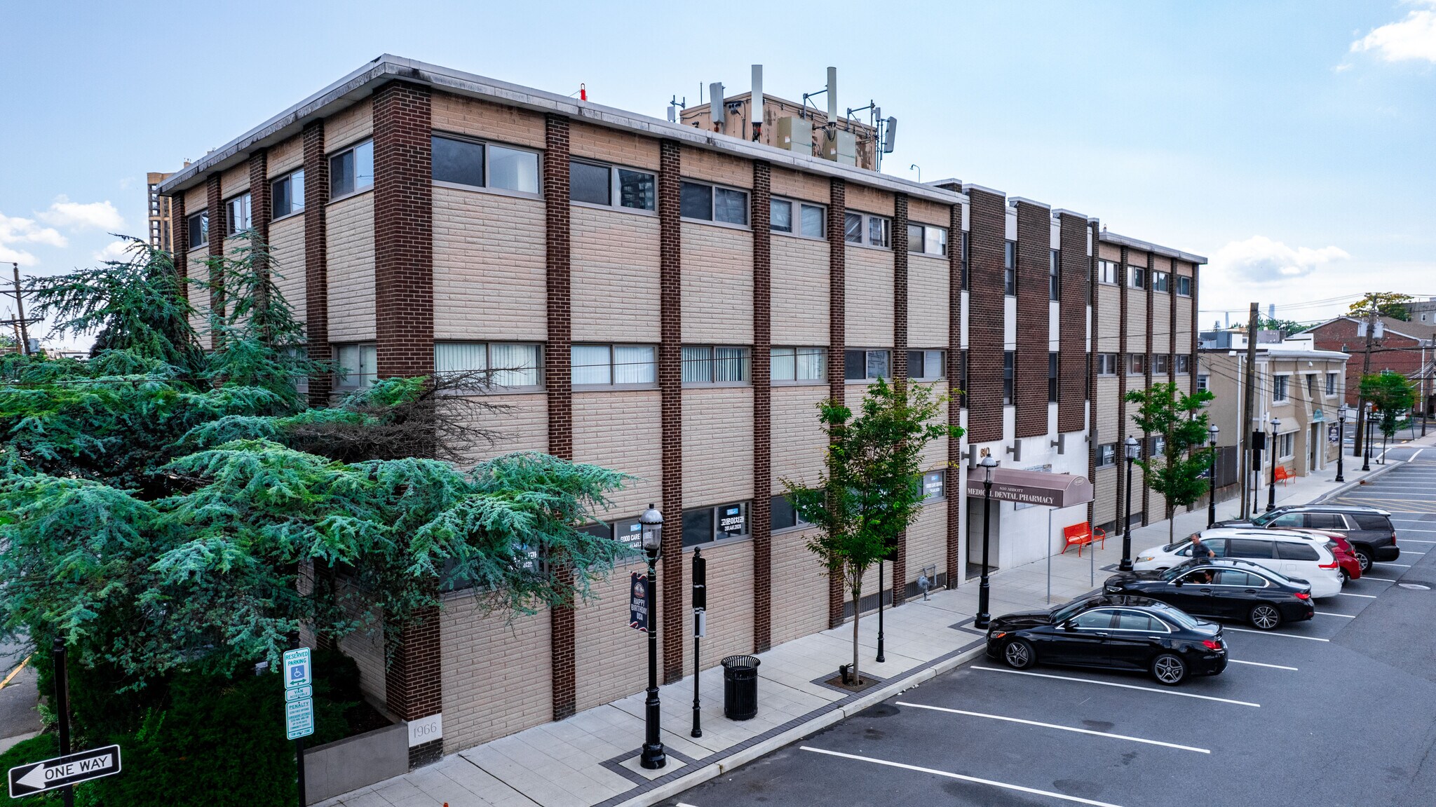 810 Abbott Blvd, Fort Lee, NJ à vendre Photo du bâtiment- Image 1 de 10