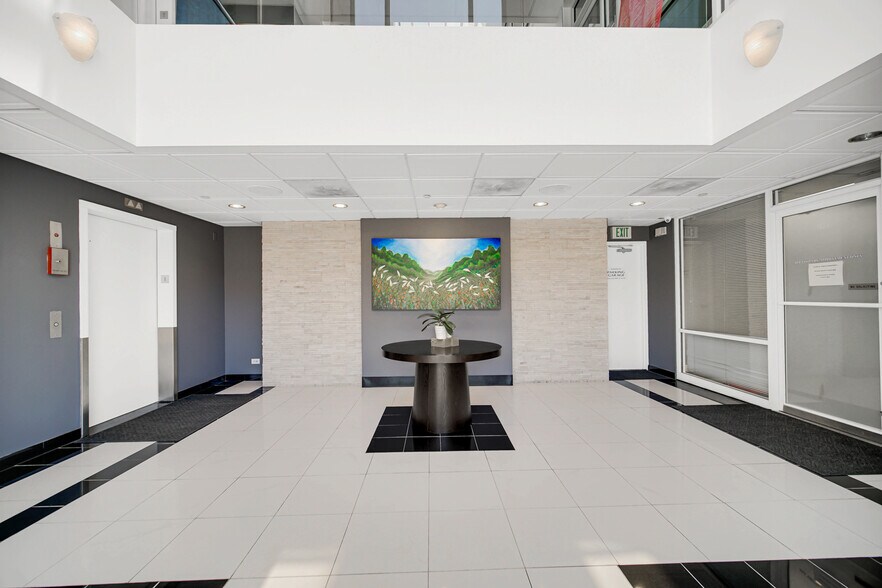 1S443 Summit Ave, Oakbrook Terrace, IL à louer - Photo du bâtiment - Image 3 de 8