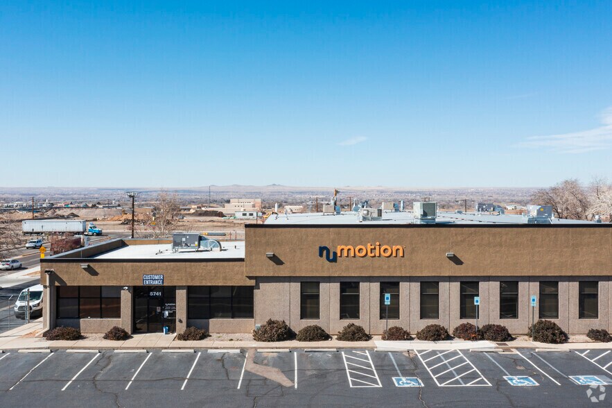 5741 Midway Park Pl NE, Albuquerque, NM à louer - Photo du bâtiment - Image 3 de 4