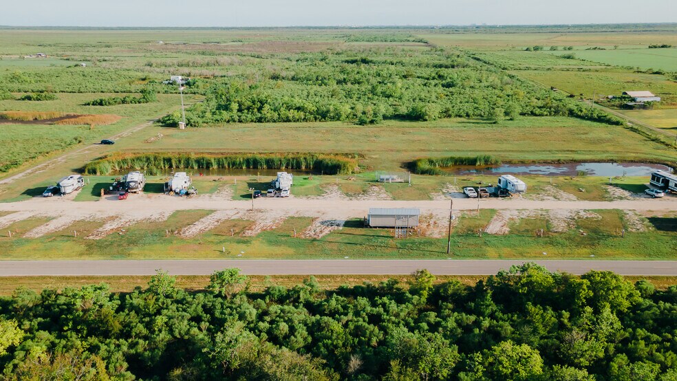 2404 Fairway Dr, Angleton, TX à vendre - Photo du bâtiment - Image 2 de 6