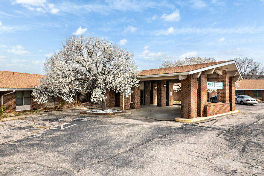 8080 E Pawnee St, Wichita, KS à vendre - Photo du bâtiment - Image 1 de 1