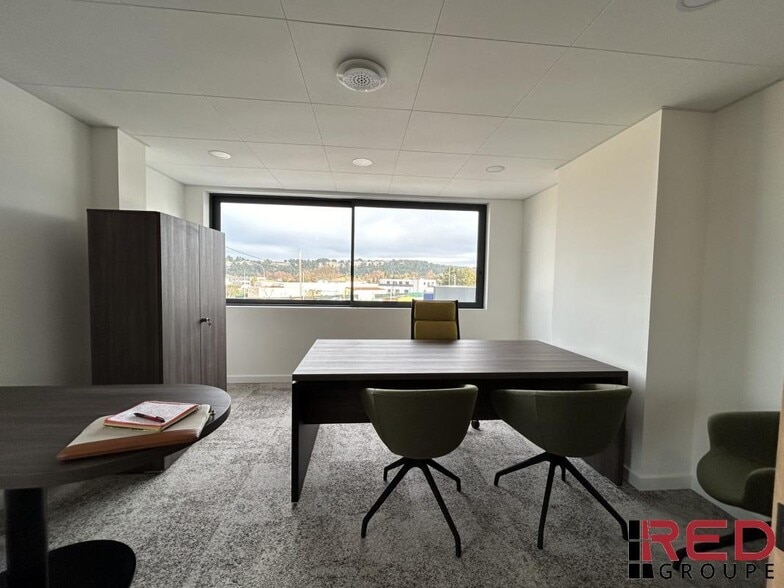 Office in Gignac-la-Nerthe for lease - Interior Photo - Image 2 of 8