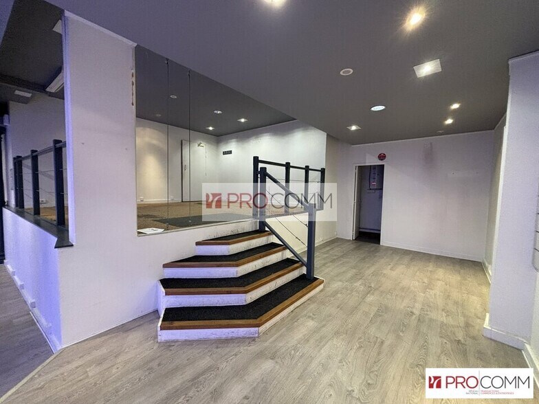 Retail in Chartres for lease - Building Photo - Image 3 of 5