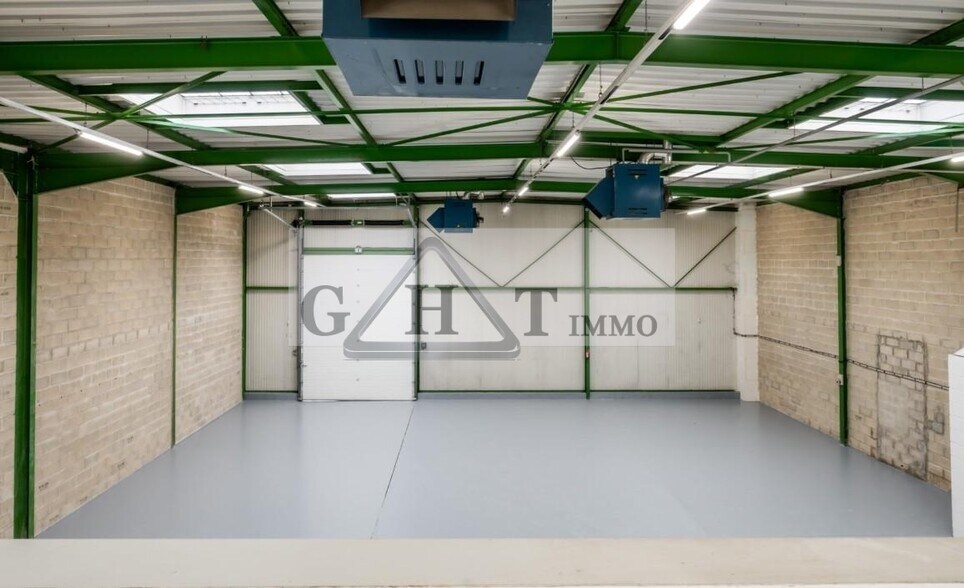 Industrial in Saint-Thibault-des-Vignes for lease - Interior Photo - Image 2 of 5
