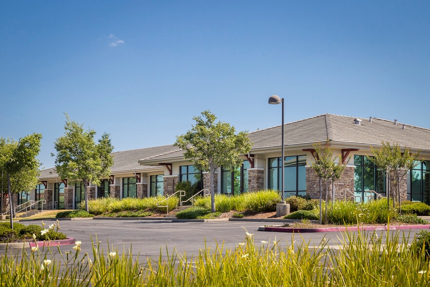 Sierra Vista Office Park portfolio of 3 properties for sale on LoopNet.ca - Building Photo - Image 3 of 5