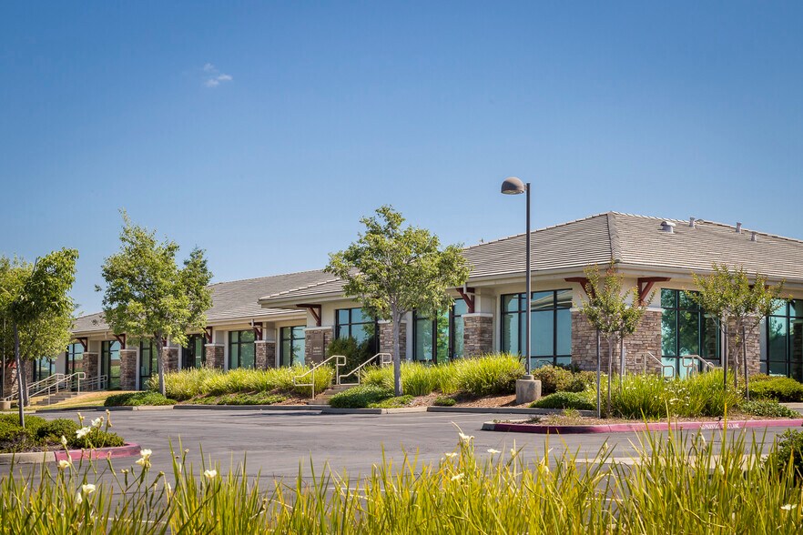 Sierra Vista Office Park portefeuille de 3 propriétés à vendre sur LoopNet.ca - Photo du bâtiment - Image 3 de 5