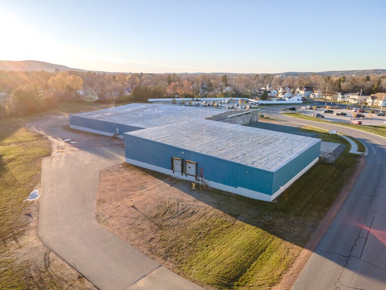 1328 Curling Way, Wausau, WI à vendre - Photo du bâtiment - Image 3 de 14