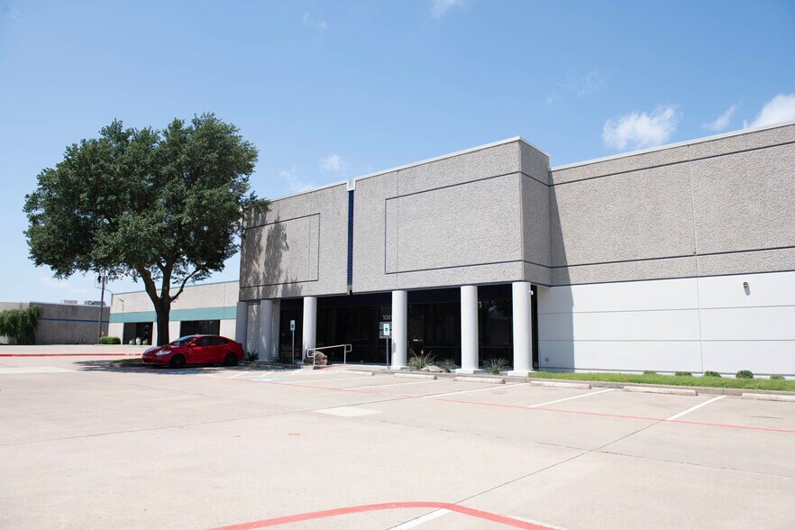 10817 Sanden Dr, Dallas, TX à louer - Photo du bâtiment - Image 2 de 3