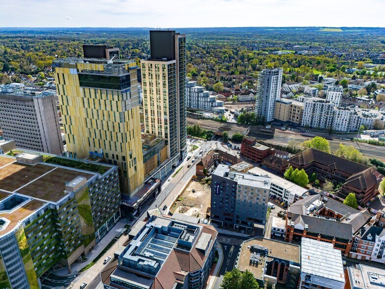 11-13 Victoria Way, Woking à louer - Photo du bâtiment - Image 3 de 4