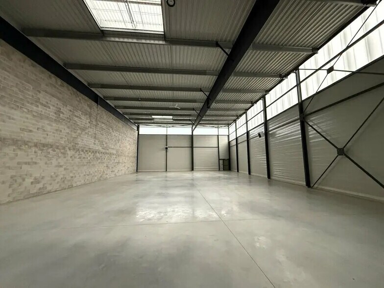 Office in Stains for lease - Interior Photo - Image 3 of 11