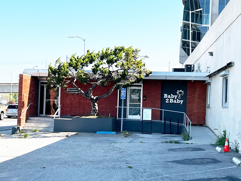 5800-5830 W Jefferson Blvd, Los Angeles, CA à louer - Photo du bâtiment - Image 2 de 6