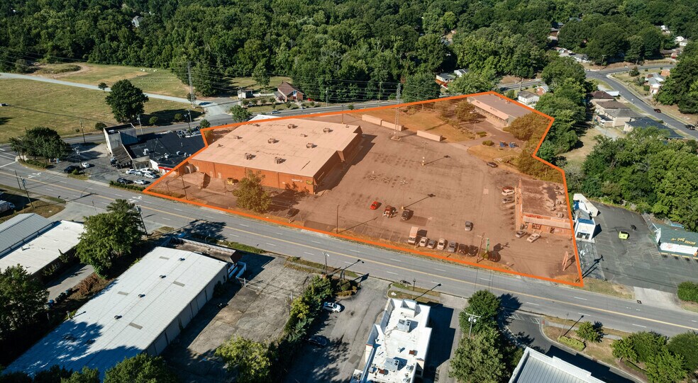 Village Plaza portefeuille de 3 propriétés à vendre sur LoopNet.ca - Photo du bâtiment - Image 2 de 9