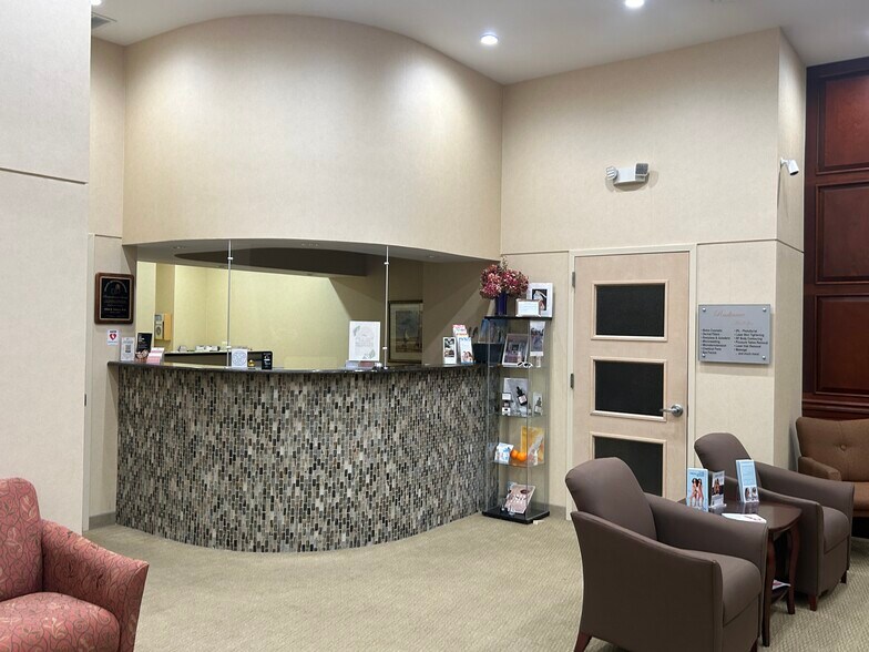 864 W Jericho Tpke, Huntington, NY for lease - Building Photo - Image 2 of 22