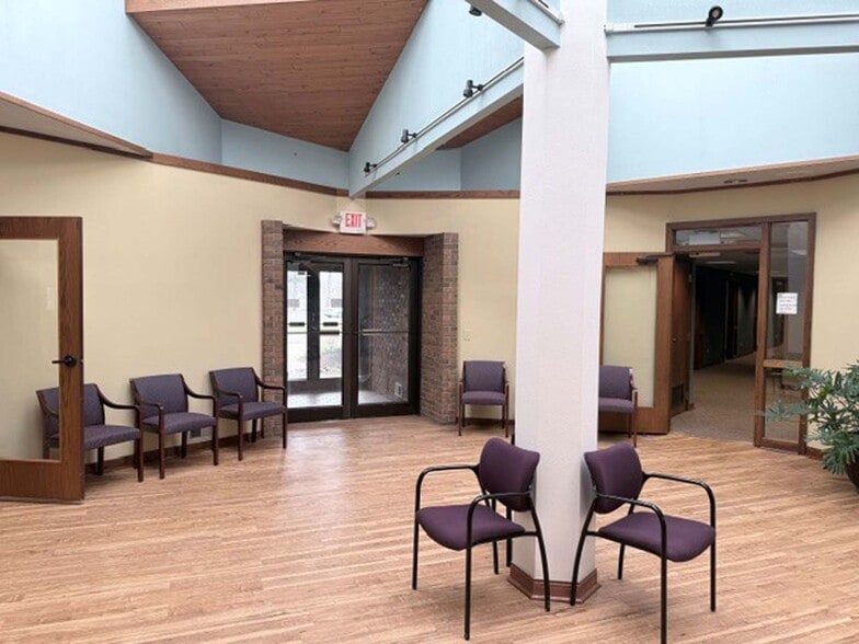 300 Country Pine Ln, Battle Creek, MI for lease - Interior Photo - Image 2 of 29