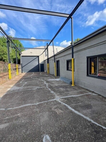 1338 Hull St, Louisville, KY à vendre - Photo du bâtiment - Image 3 de 12