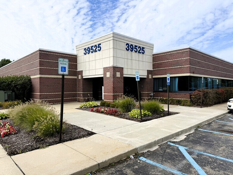 39525 14 Mile Rd, Novi, MI à louer - Photo du bâtiment - Image 1 de 47