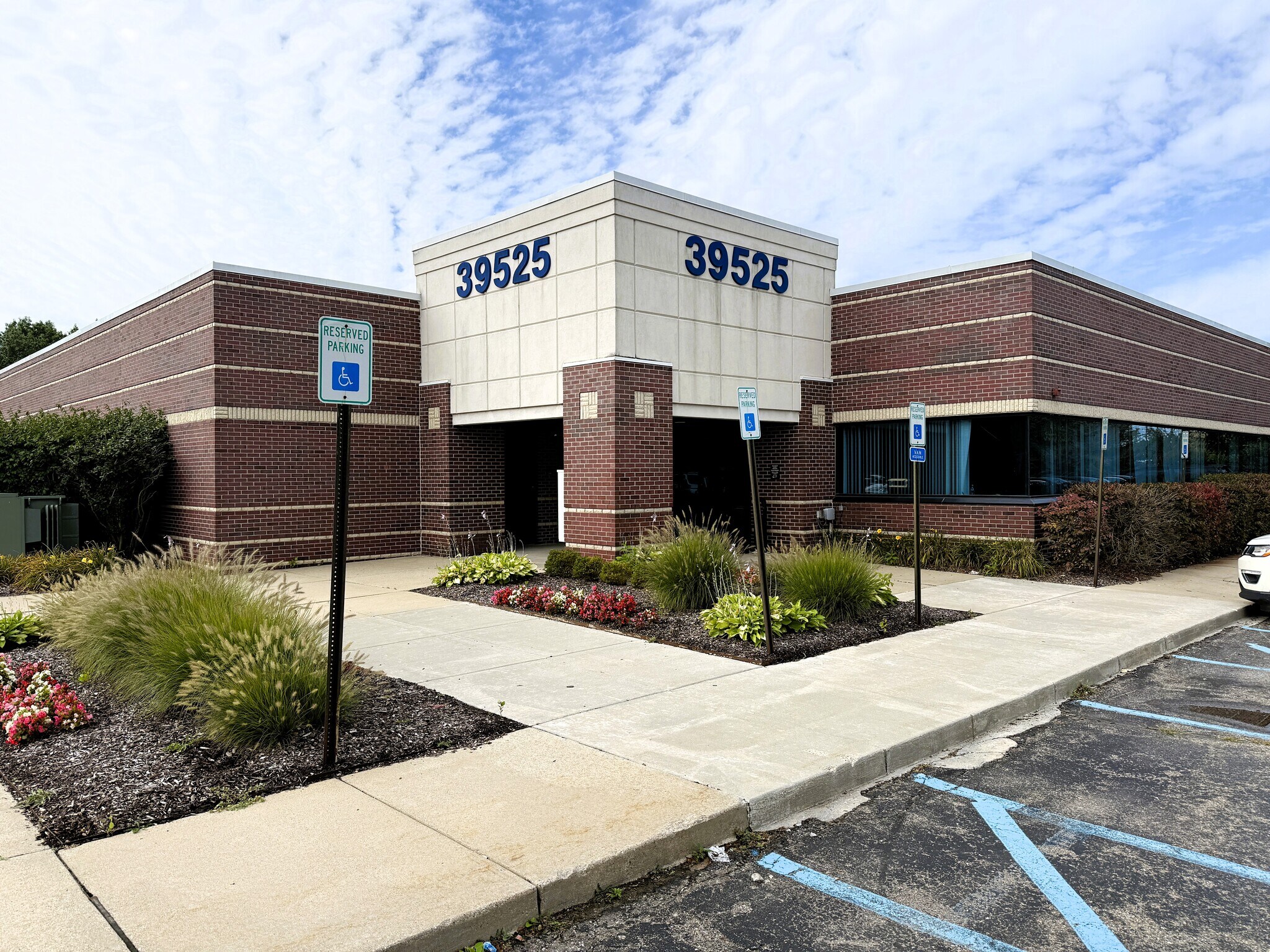 39525 14 Mile Rd, Novi, MI à louer Photo du bâtiment- Image 1 de 48