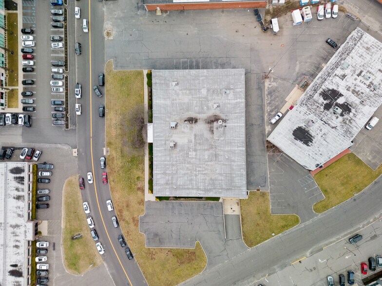 170 Eileen Way, Syosset, NY à louer - Photo du bâtiment - Image 3 de 26