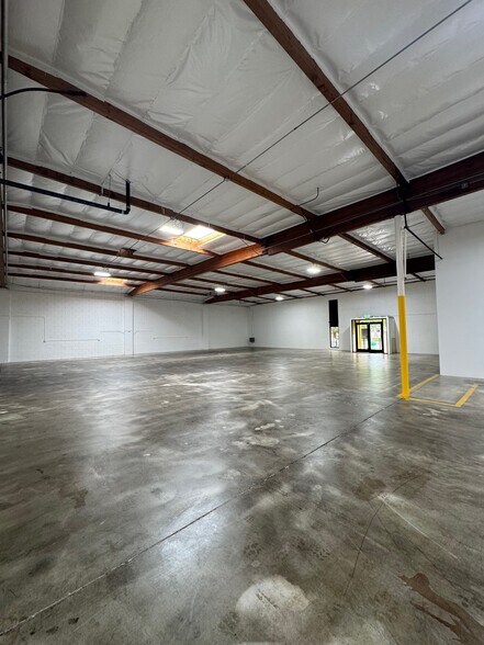 10635-10665 W Vanowen St, Burbank, CA for lease - Interior Photo - Image 2 of 9