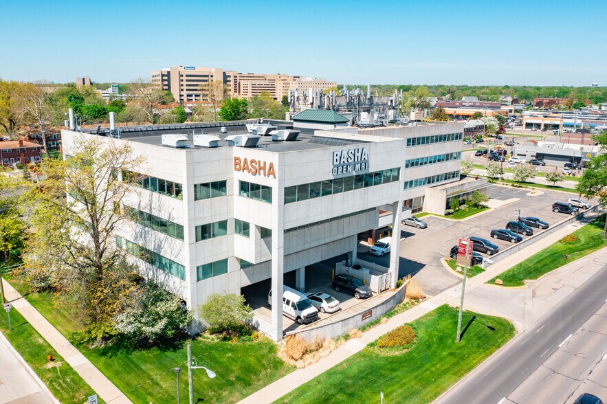 30701 Woodward Ave, Royal Oak, MI à louer - Photo du bâtiment - Image 2 de 16