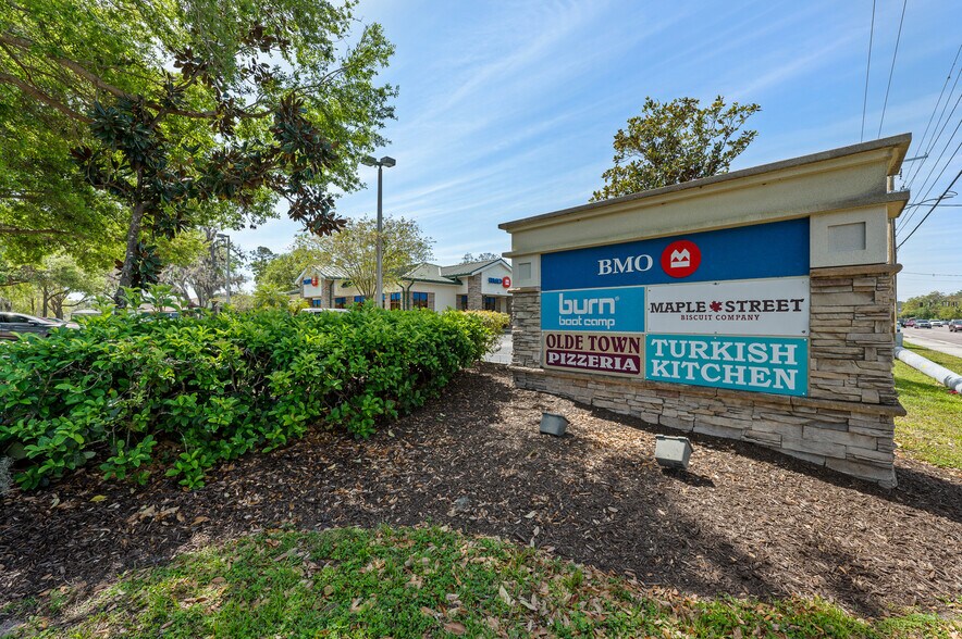 103 W Bloomingdale Ave, Brandon, FL à vendre - Photo du bâtiment - Image 3 de 21