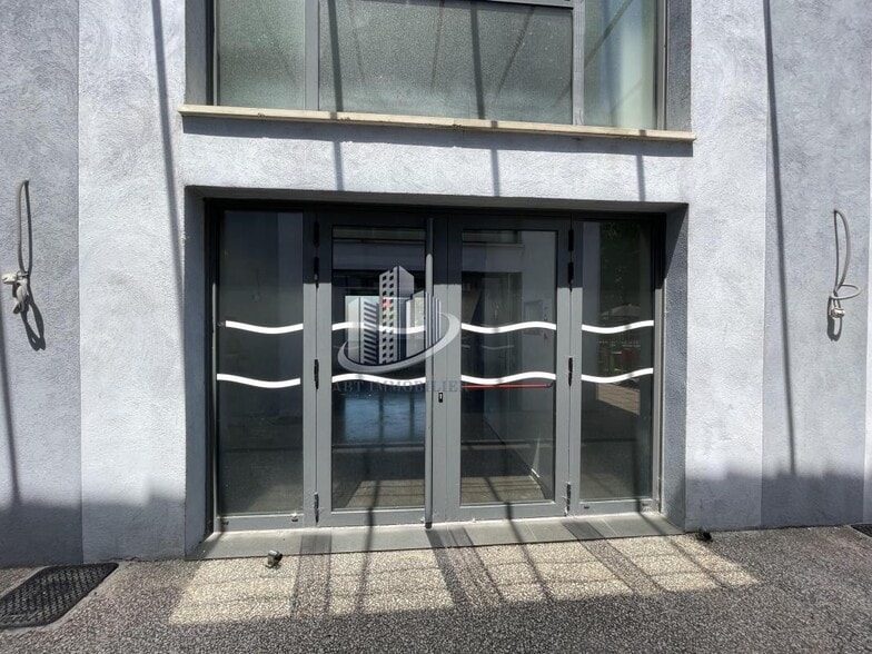 Office in Brignoles for lease - Building Photo - Image 1 of 5