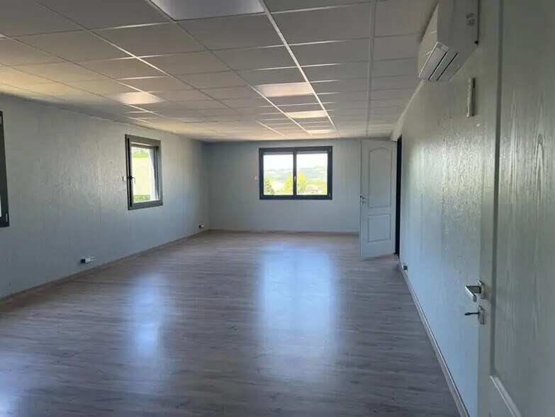 Office in Pont-Évêque for lease - Interior Photo - Image 3 of 6