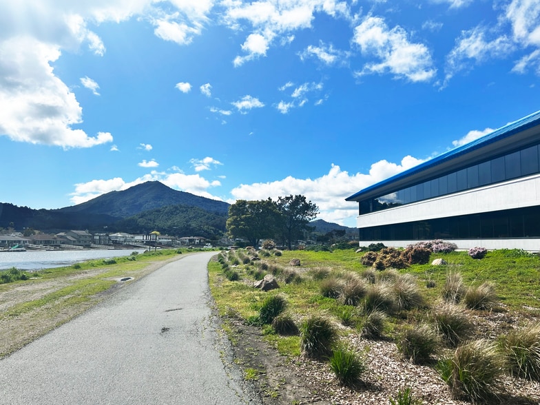 100 Drakes Landing Rd, Greenbrae, CA for lease - Building Photo - Image 3 of 22