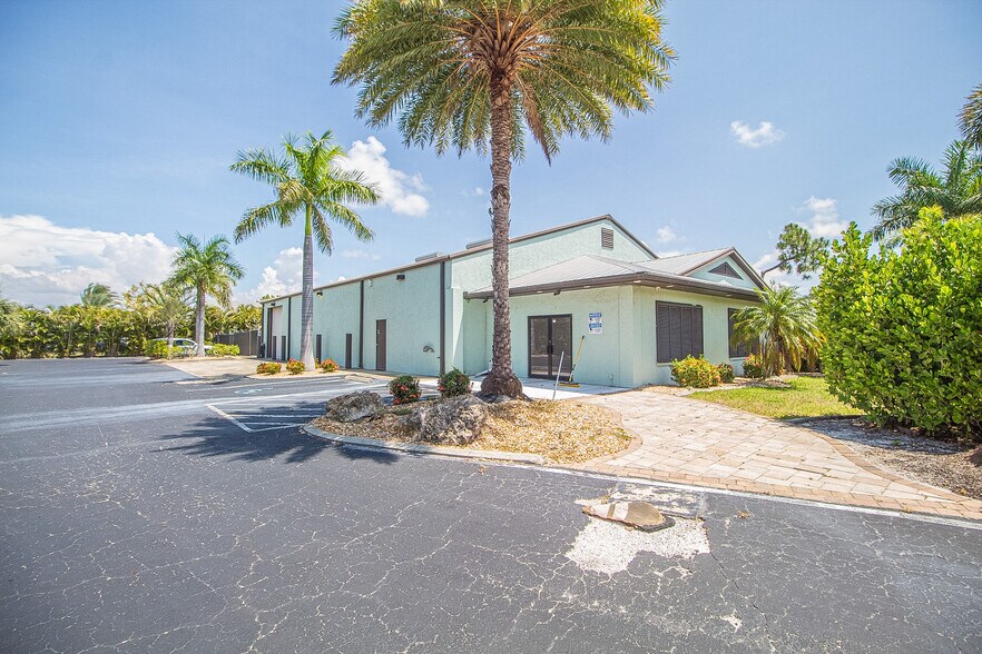8270 Pascal Dr, Punta Gorda, FL à louer - Photo du bâtiment - Image 3 de 17